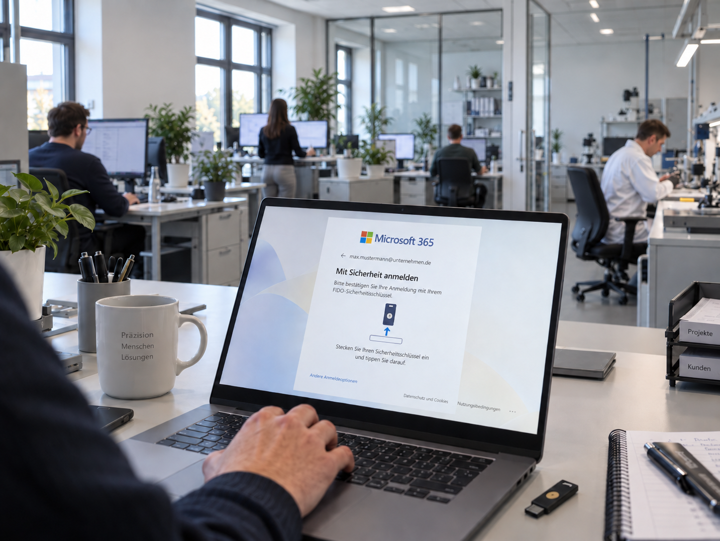 Servicetechniker bei der Wartung von IT-Infrastruktur